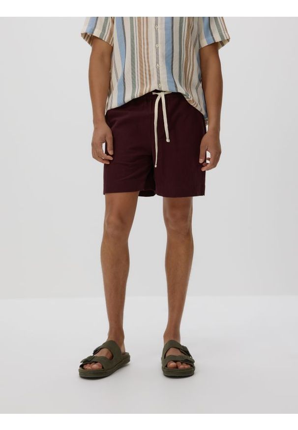 Reserved - Szorty z domieszką lnu - mahoniowy. Kolor: brązowy. Materiał: len