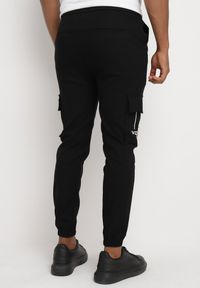 Born2be - Czarne Spodnie Dresowe Joggery z Kieszeniami Cargo i Gumką w Pasie Naonora. Kolor: czarny. Materiał: dresówka #7
