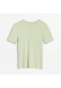 Reserved - Gładki t-shirt z wiskozy - Zielony. Kolor: zielony. Materiał: wiskoza. Wzór: gładki #1