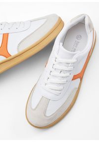 bonprix - Sneakersy w stylu retro. Kolor: biały #2