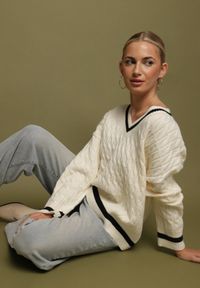 Born2be - Jasnobeżowy Sweter Preppy z Domieszką Kaszmiru Zdobiony Strukturalnym Splotem Lorentie. Okazja: na spotkanie biznesowe, do pracy, na co dzień. Typ kołnierza: dekolt w serek. Kolor: beżowy. Materiał: kaszmir. Wzór: aplikacja, ze splotem. Styl: elegancki, biznesowy, klasyczny, casual #3