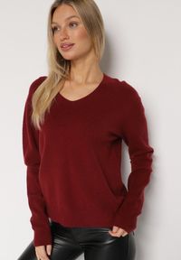 Born2be - Bordowy Sweter z Wiskozą i Wełną z Dekoltem w Serek Claida. Okazja: na co dzień. Typ kołnierza: dekolt w serek. Kolor: czerwony. Materiał: wełna, wiskoza. Styl: casual #1