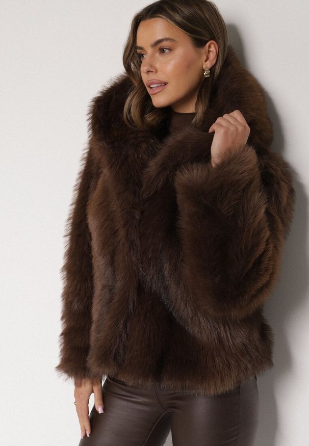 Born2be - Brązowa Futrzana Kurtka z Nieodpinanym Kapturem Tusarea. Kolor: brązowy. Materiał: futro. Styl: elegancki