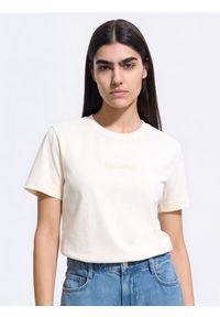 Reserved - T-shirt z nadrukiem - złamana biel. Materiał: bawełna, dzianina. Wzór: nadruk. Styl: klasyczny