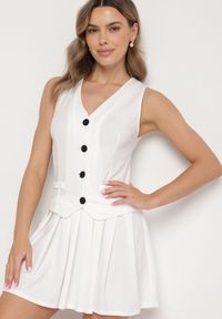 Born2be - Biała Sukienka Góra w Stylu Kamizelki i Rozkloszowany Dół Eviraia. Okazja: na co dzień. Typ kołnierza: dekolt w kształcie V. Kolor: biały. Typ sukienki: rozkloszowane. Styl: casual, klasyczny #1