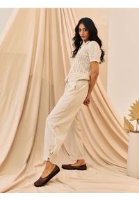Sinsay - Spodnie barrel leg z wiskozą - kremowy. Kolor: kremowy #1