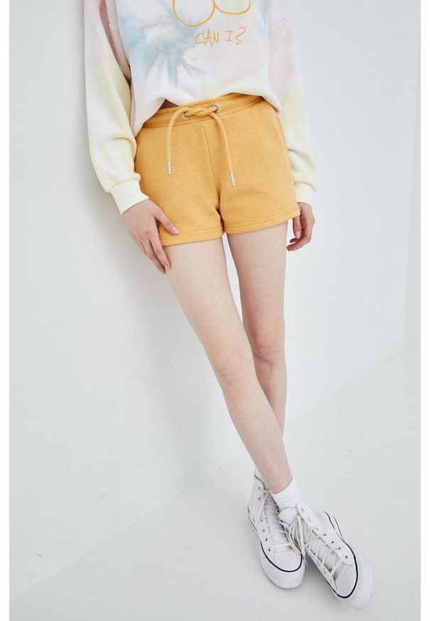 Superdry szorty damskie kolor żółty gładkie medium waist. Okazja: na co dzień. Kolor: żółty. Materiał: bawełna. Wzór: gładki. Styl: casual