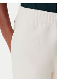 Lacoste Spodnie dresowe XF0353 Beżowy Regular Fit. Kolor: beżowy. Materiał: bawełna #4