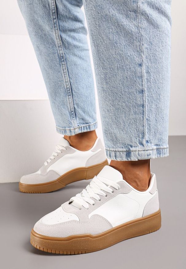 Renee - Białe Casualowe Sneakersy na Płaskiej Podeszwie z Perforacją Theneria. Okazja: na co dzień. Kolor: biały. Materiał: jeans. Obcas: na płaskiej podeszwie