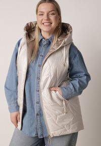 Born2be - Jasnoszara Kamizelka z Nieodpinanym Kapturem i Geometrycznym Pikowaniem Kalousa. Okazja: na co dzień. Kolor: szary. Materiał: jeans, dresówka. Długość rękawa: długi rękaw. Wzór: geometria. Styl: casual, klasyczny #5