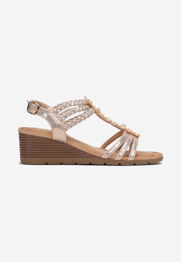 Renee - Szampańskie Sandały w Stylu Boho z Plecionymi Paskami i Cyrkoniami na Koturnie Misolle. Zapięcie: pasek. Kolor: złoty. Wzór: kwiaty. Obcas: na koturnie. Styl: boho