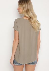 Born2be - Ciemnobeżowa Bluzka z Wiskozy o Kroju Oversize Liruvia. Okazja: na co dzień. Kolor: beżowy. Materiał: wiskoza. Styl: casual #6