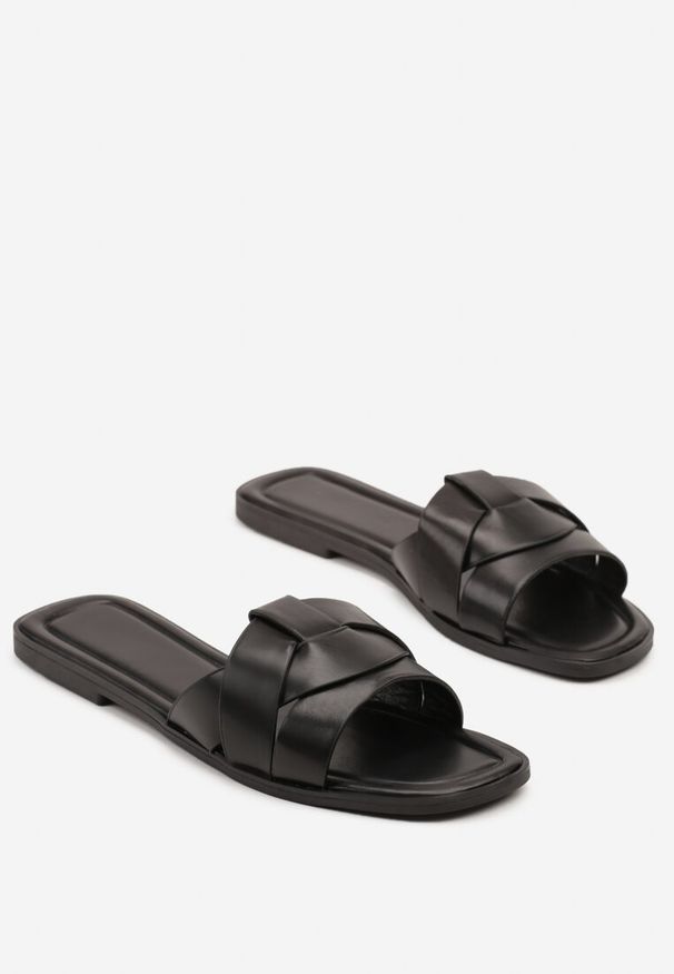 Renee - Czarne Klapki na Płaskiej Podeszwie z Ozdobną Cholewką Redamine. Okazja: na co dzień. Kolor: czarny. Materiał: jeans. Wzór: aplikacja. Sezon: lato. Obcas: na płaskiej podeszwie. Styl: elegancki, casual