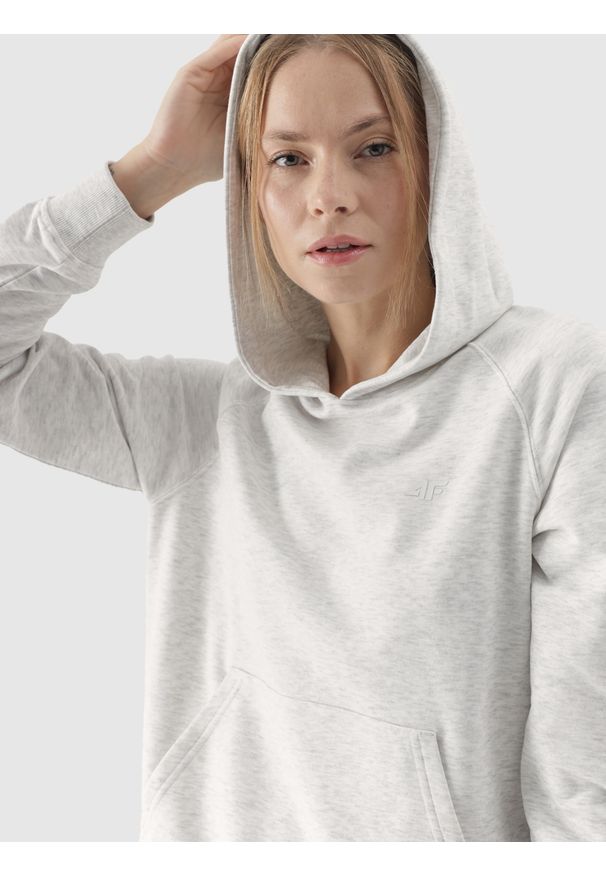 4f - 4F Bluza dresowa nierozpinana z kapturem damska - szara XL. Okazja: na co dzień. Typ kołnierza: kaptur. Kolor: szary. Materiał: dresówka. Długość rękawa: raglanowy rękaw. Wzór: gładki, ze splotem. Styl: casual, sportowy