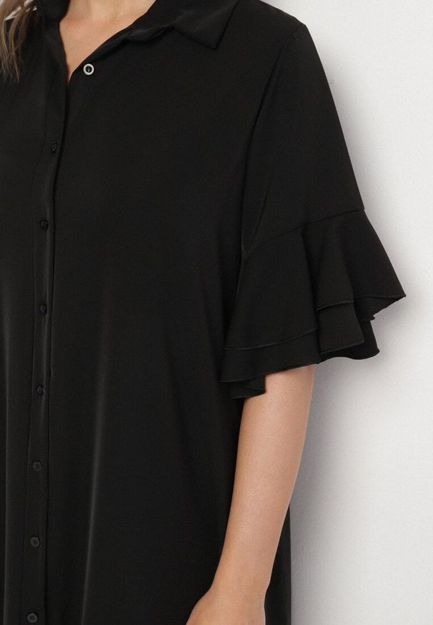 Born2be - Czarna Sukienka Koszulowa z Ozdobną Falbanką Daviravie. Okazja: na co dzień. Kolor: czarny. Typ sukienki: koszulowe. Styl: casual, elegancki, klasyczny