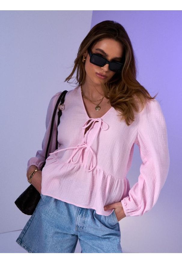 Sinsay - Koszulowa bluzka z muślinu z ozdobnym wiązaniem - różowy. Kolor: różowy
