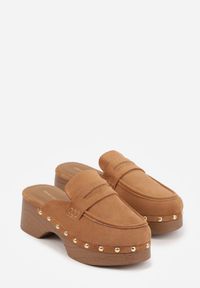 Renee - Jasnobrązowe Klapki Drewniaki o Fasonie Loafersów z Ozdobnymi Nitami Sargita. Okazja: na co dzień. Kolor: brązowy. Materiał: skóra. Wzór: haft. Styl: casual, elegancki #2