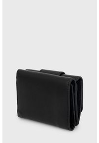 Armani Exchange portfel damski kolor czarny. Kolor: czarny. Materiał: materiał. Wzór: gładki