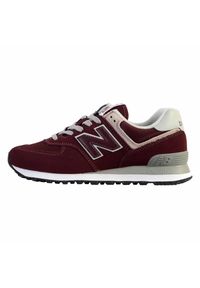 Buty do chodzenia męskie New Balance 574. Zapięcie: sznurówki. Kolor: czerwony, szary, wielokolorowy. Materiał: guma, syntetyk, tkanina, materiał. Szerokość cholewki: normalna. Model: New Balance 574. Sport: turystyka piesza
