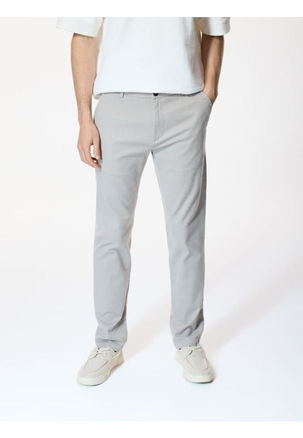 Reserved - Spodnie chino slim - brązowy. Kolor: brązowy. Materiał: bawełna, tkanina