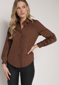Born2be - Brązowa Bawełniana Koszula o Klasycznym Kroju Liadovia. Okazja: na co dzień. Typ kołnierza: kołnierzyk klasyczny. Kolor: brązowy. Materiał: bawełna. Styl: klasyczny #7