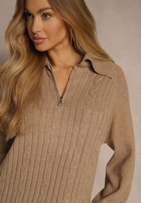 Renee - Beżowa Sweterkowa Sukienka z Bawełną i Wełną Ozdobiona Suwakiem Reinda. Okazja: na imprezę, na co dzień. Kolor: beżowy. Materiał: wełna, bawełna. Wzór: aplikacja. Typ sukienki: oversize, proste. Styl: casual. Długość: midi #5