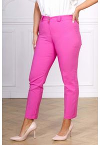 Moda Size Plus Iwanek - Eleganckie różowe spodnie cygaretki Inez XXL OVERSIZE. Okazja: na co dzień, do pracy, na spotkanie biznesowe. Kolor: różowy. Materiał: poliester, elastan, tkanina, bawełna, materiał. Długość: krótkie. Sezon: wiosna, lato. Styl: elegancki #1