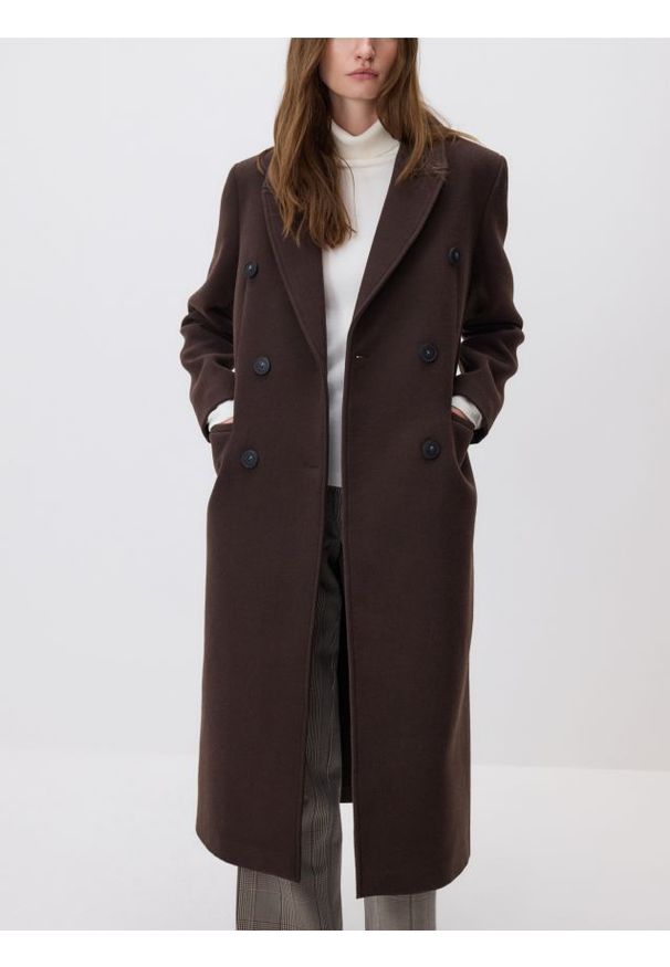 Reserved - Dwurzędowy taliowany płaszcz - ciemnobrązowy. Kolor: brązowy. Materiał: tkanina, wiskoza