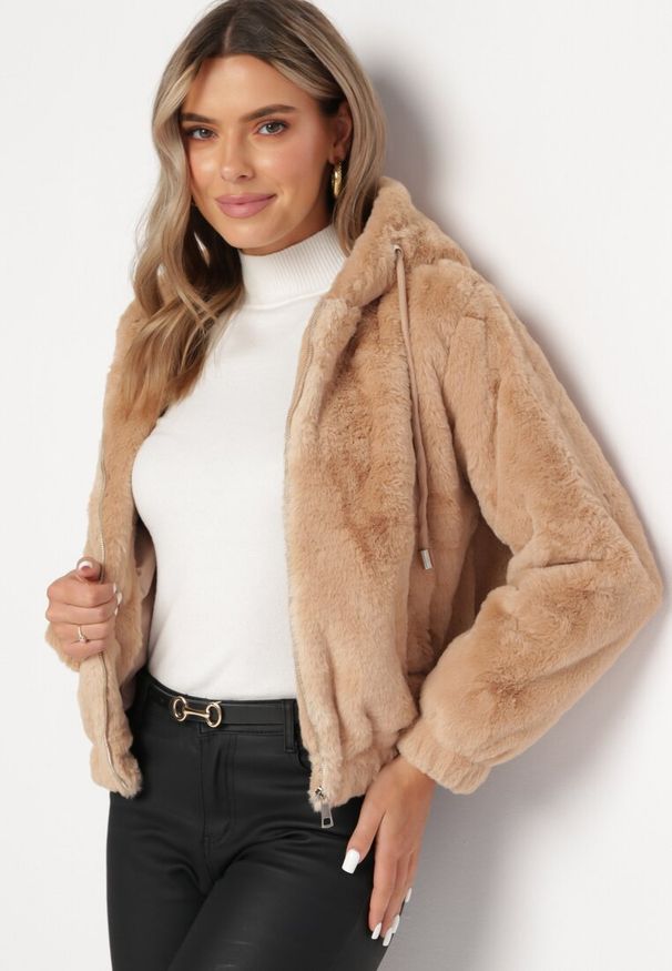 Born2be - Ciemnobeżowa Pluszowa Kurtka Bluza z Kapturem i Futerkiem Belliva. Typ kołnierza: kaptur. Kolor: beżowy. Materiał: futro
