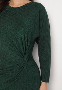 Born2be - Ciemnozielona Sukienka z Wiskozą Ozdobiona Wiązaniem i Metaliczną Nicią Ellinira. Okazja: na co dzień. Kolor: zielony. Materiał: wiskoza. Wzór: aplikacja. Typ sukienki: proste. Styl: casual, elegancki #3