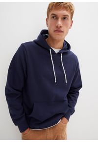 bonprix - Bluza z kapturem w wygodnym kroju. Typ kołnierza: kaptur. Kolor: niebieski. Materiał: poliester. Wzór: aplikacja #1