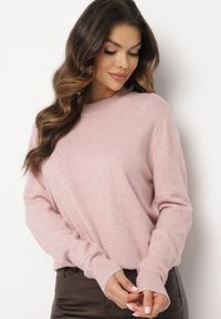 Born2be - Jasnoróżowy Klasyczny Sweter z Wełną Mailira. Okazja: do pracy, na co dzień. Kolor: różowy. Materiał: wełna. Styl: klasyczny #3