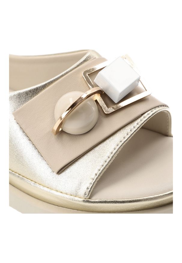 Sandały damskie S.Barski, ze skóry naturalnej metaliczne ozdobna klamra lekka podeszwa casual letnie, złote, GR61-5932. Okazja: na co dzień. Zapięcie: klamry. Kolor: złoty. Materiał: skóra. Wzór: geometria, aplikacja. Sezon: lato. Styl: casual