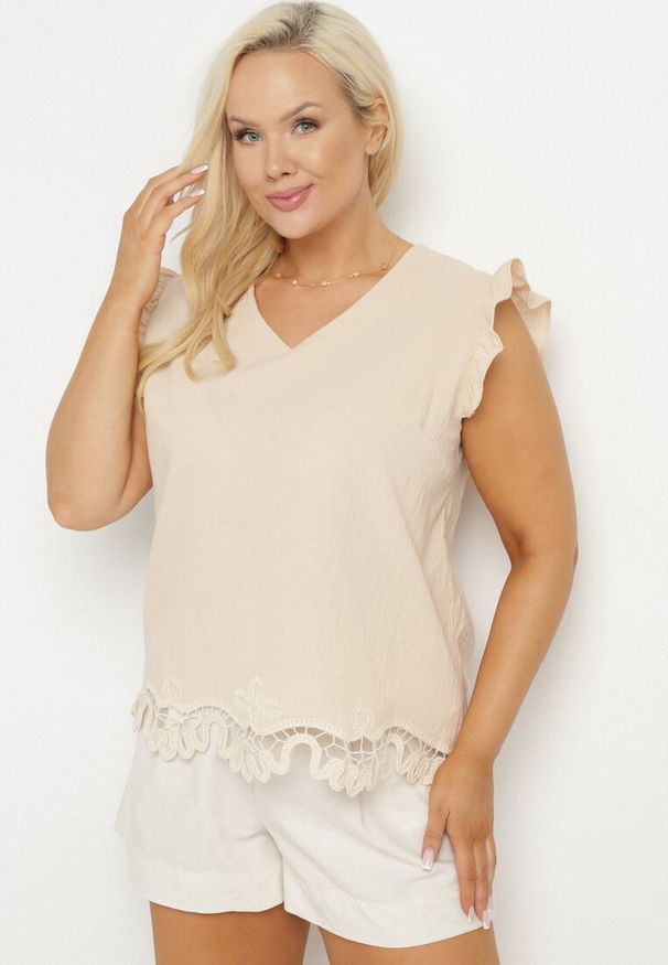 Born2be - Beżowa Bluzka z Bawełny Ozdobiona Falbankami Wivienne. Okazja: na co dzień. Typ kołnierza: kołnierz z falbankami. Kolekcja: plus size. Kolor: beżowy. Materiał: bawełna. Wzór: aplikacja. Styl: casual