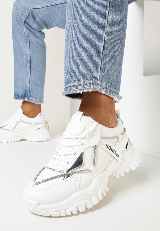 Born2be - Białe Sneakersy na Grubej Podeszwie z Wycięciami i Ozdobną Sznurówką Daniates. Kolor: biały