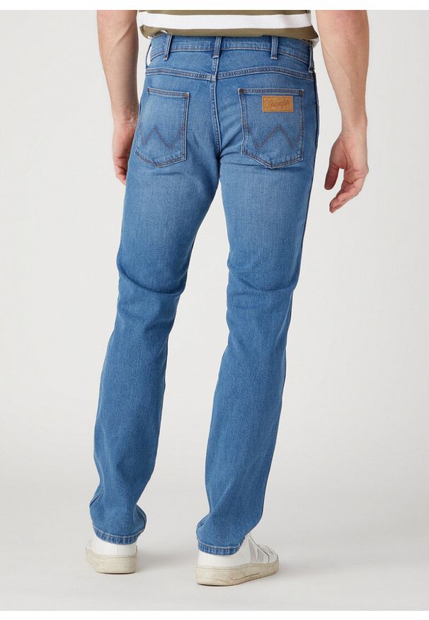 Wrangler - WRANGLER GREENSBORO MĘSKIE SPODNIE JEANSOWE JEANSY VITO W15QAG42E 112329009. Okazja: na co dzień, na spacer. Wzór: aplikacja. Sezon: lato, zima. Styl: sportowy, klasyczny, elegancki, casual