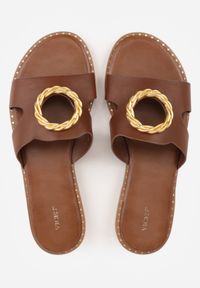 Renee - Brązowe Klapki VICES z Wycięciami Nitami i Okrągłą Tłoczoną Klamrą Drentora. Okazja: na co dzień. Nosek buta: okrągły. Kolor: brązowy. Materiał: jeans. Wzór: aplikacja. Styl: casual #7