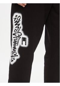 Tommy Jeans Spodnie dresowe Tjm Reg Tommy Spray Sweatpant DM0DM18376 Czarny Regular Fit. Kolor: czarny. Materiał: syntetyk, bawełna