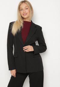 Born2be - Czarna Taliowana Marynarka VICES z Usztywnionymi Ramionami Aravita. Okazja: na co dzień. Kolor: czarny. Styl: klasyczny, casual, elegancki #3