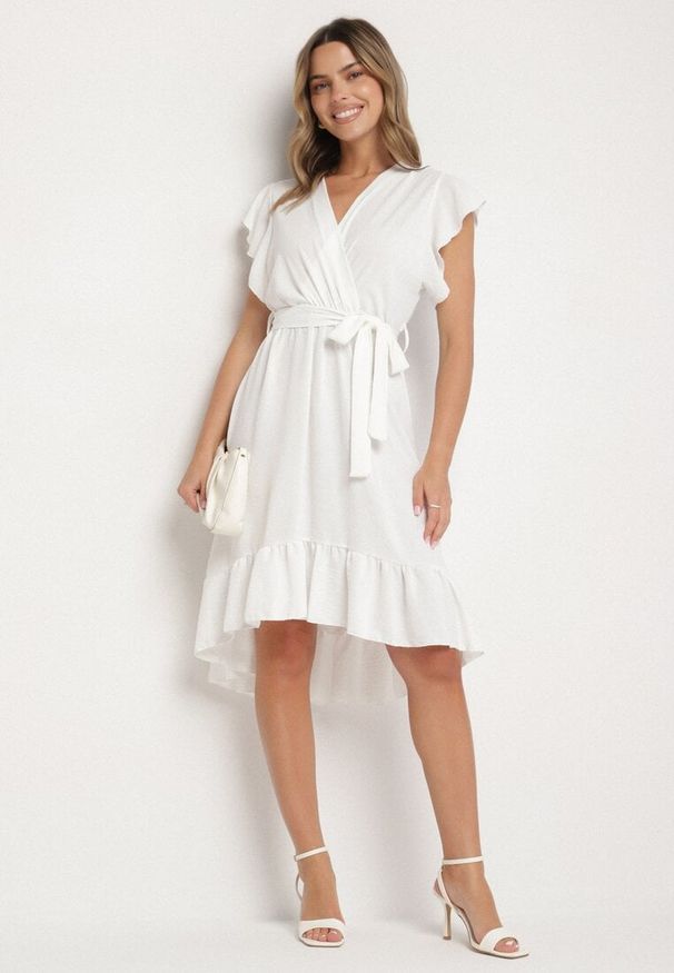 Born2be - Biała Rozkloszowana Sukienka Ozdobiona Falbanką i Paskiem Natiellea. Okazja: na co dzień. Typ kołnierza: kołnierz z falbankami. Kolor: biały. Wzór: aplikacja. Styl: casual
