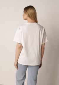 Born2be - Biały Bawełniany T-shirt z Serduszkiem i Ozdobnymi Łańcuszkami Jynorin. Okazja: do pracy, na co dzień. Kolor: biały. Materiał: bawełna. Wzór: aplikacja. Styl: elegancki, klasyczny, casual #8