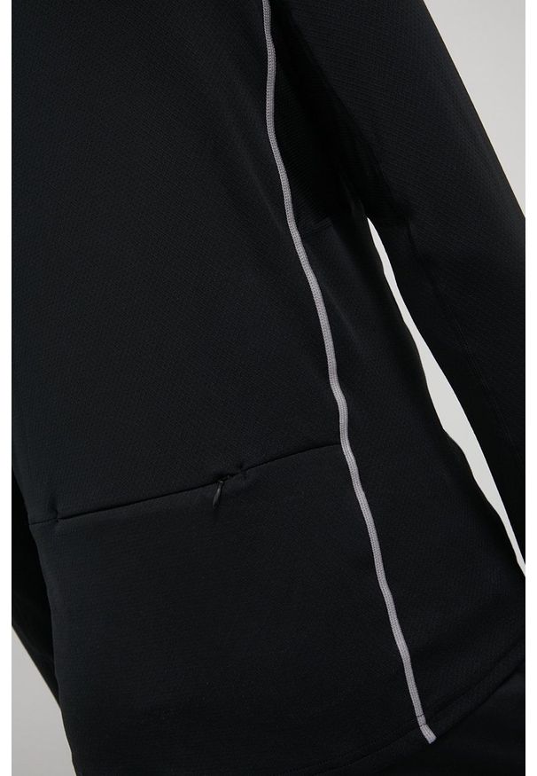4f - 4F bluza do biegania kolor czarny gładka. Kolor: czarny. Materiał: skóra, materiał. Długość rękawa: raglanowy rękaw. Długość: długie. Wzór: gładki