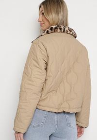 Born2be - Beżowa Pikowana Kurtka Dwustronna ze Stójką i Ściągaczem z Futerkiem w Panterkę Cesila. Okazja: na co dzień. Typ kołnierza: kołnierzyk stójkowy. Kolor: beżowy. Materiał: futro. Długość rękawa: długi rękaw. Długość: długie. Wzór: motyw zwierzęcy. Styl: casual, klasyczny #7