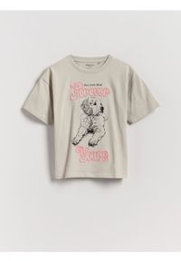 Reserved - T-shirt z haftowanym napisem - jasnoszary. Kolor: szary. Materiał: bawełna. Wzór: napisy, haft
