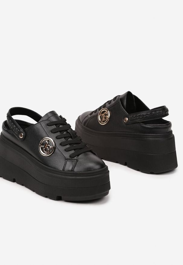 Born2be - Czarne Sneakersy Vices na Grubej Tłoczonej Podeszwie z Paskiem na Pięcie i Metaliczną Ozdobą Zenfedi. Okazja: na co dzień. Zapięcie: pasek. Kolor: czarny. Materiał: jeans. Szerokość cholewki: normalna. Wzór: aplikacja