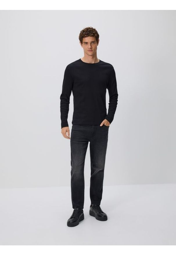 Reserved - Jeansy carrot slim z efektem sprania - czarny. Kolor: czarny