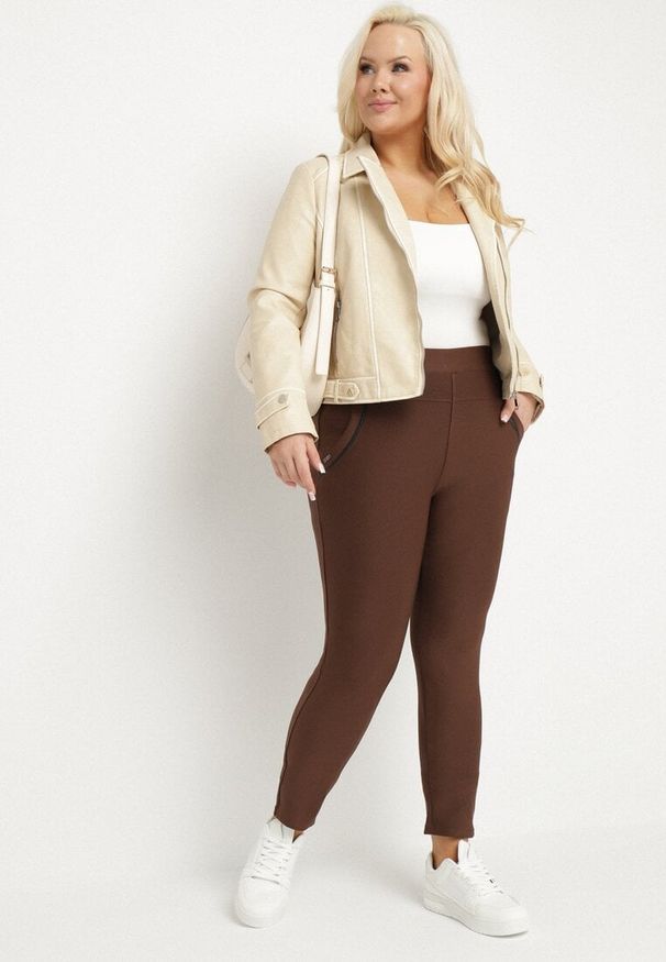 Born2be - Brązowe Spodnie o Dopasowanym Kroju z Gumką w Talii Stellivae. Okazja: na co dzień, na spotkanie biznesowe. Kolekcja: plus size. Kolor: brązowy. Styl: biznesowy, casual
