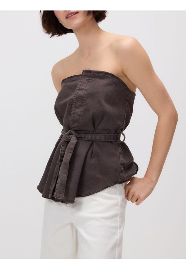 Reserved - Top z paskiem - brązowy. Kolor: brązowy. Materiał: bawełna, tkanina