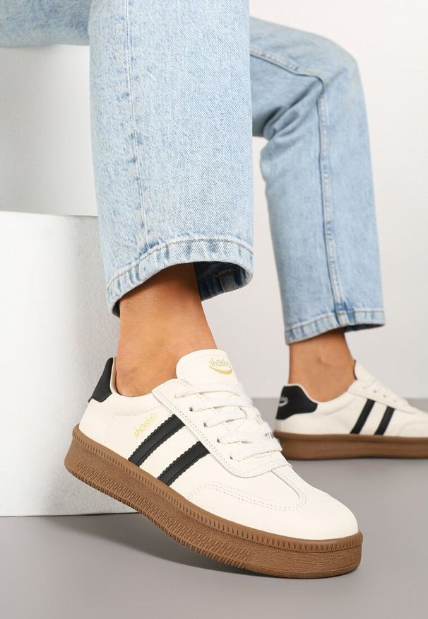 Renee - Beżowo-Czarne Sneakersy Sportowe z Ozdobnymi Paskami i Przeszyciami Wenilan. Okazja: na co dzień. Zapięcie: pasek. Kolor: beżowy. Materiał: jeans. Wzór: paski. Obcas: na płaskiej podeszwie