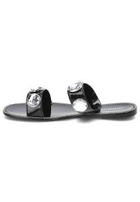 Czarne Klapki Moow Eleganckie Buty Na Lato. Okazja: na co dzień. Kolor: czarny. Materiał: jeans, lakier, skóra ekologiczna, materiał. Wzór: paski, aplikacja. Sezon: lato. Styl: elegancki